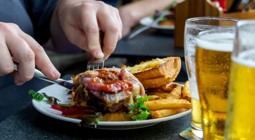 Mâncare nesănătoasă ultraprocesată - fast food FOTO Shutterstock 