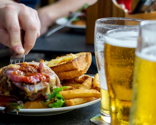 Mâncare nesănătoasă ultraprocesată - fast food FOTO Shutterstock