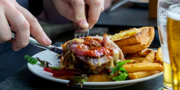 Mâncare nesănătoasă ultraprocesată - fast food FOTO Shutterstock