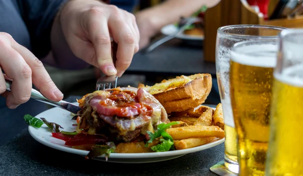 Mâncare nesănătoasă ultraprocesată - fast food FOTO Shutterstock 
