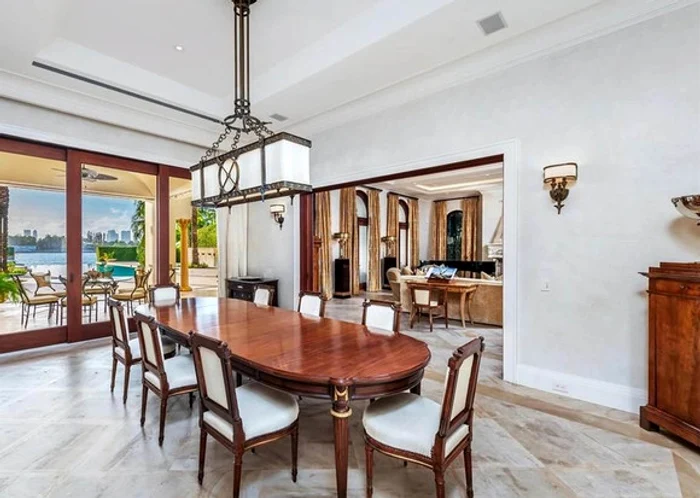 
    Sufrageria are ieşire la o terasă cu vederea spre oceanFoto: Profimedia  