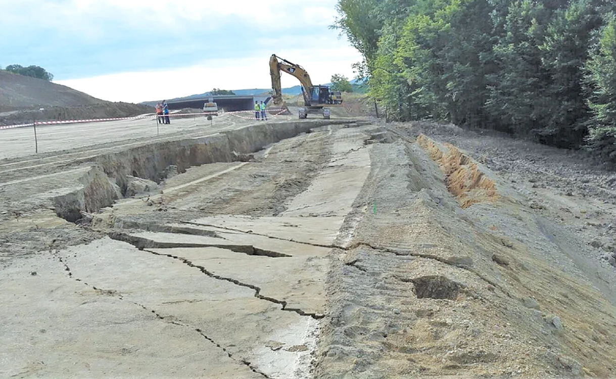 2019- Așa arăta în ziua recepției: terasament surpat și asfalt vălurit