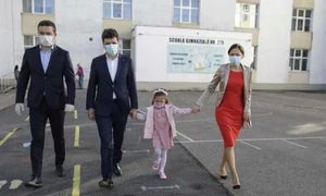 Nicușor Dan a mers la vot împreună cu Mirabela și fiica lor Aheea, care are 4 ani jpeg