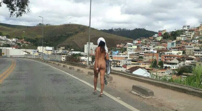 Turista nu a fost încă identificată, însă internauții o caută, distribuind filmulețele în care apare complet dezbrăcatăfoto: Captură video