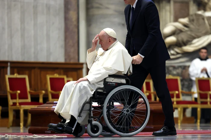 Papa Francisc este uneori, în ultimul timp, plimbat cu un scaun cu rotile / foto: Getty Images