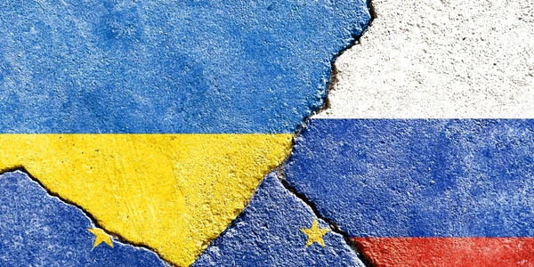Steagurille Ucrainei Rusiei şi UE pe un zid crăpat FOTO SHUTTERSTOCK
