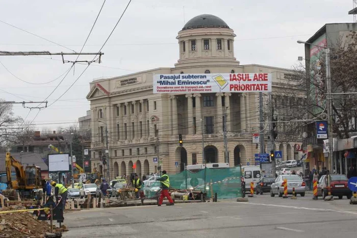 Banere pe şantierele electorale ale primarului Gheorghe Nichita