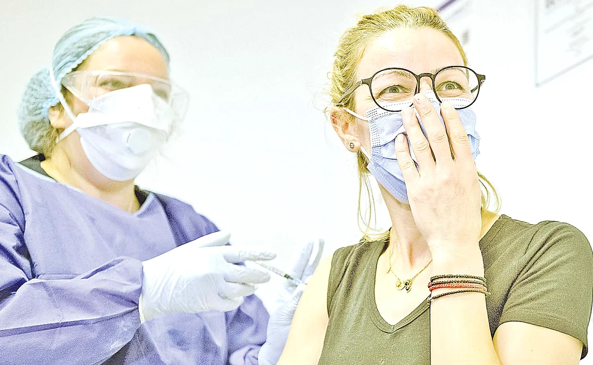
    În aceste zile continuă  imunizarea personalului  medical din România   