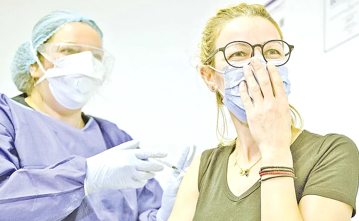 În aceste zile continuă imunizarea personalului medical din România