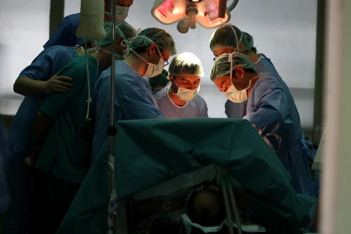 
    O armată de medici au realizat în această dimineaţă, la Spitalul Judeţean de Urgenţă Craiova, o intervenţie unică  