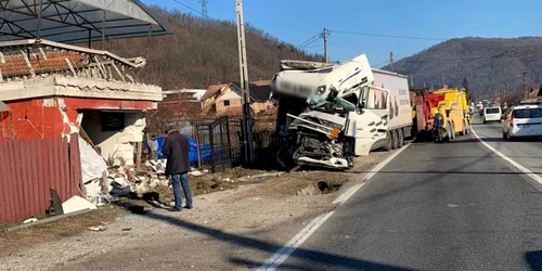 Grav accident pe Valea Oltului - un TIR a intrat într-o casă - şoferul a ajuns în stare în comă la spital Foto Adevărul