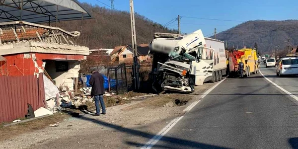 Grav accident pe Valea Oltului - un TIR a intrat într-o casă - şoferul a ajuns în stare în comă la spital Foto Adevărul