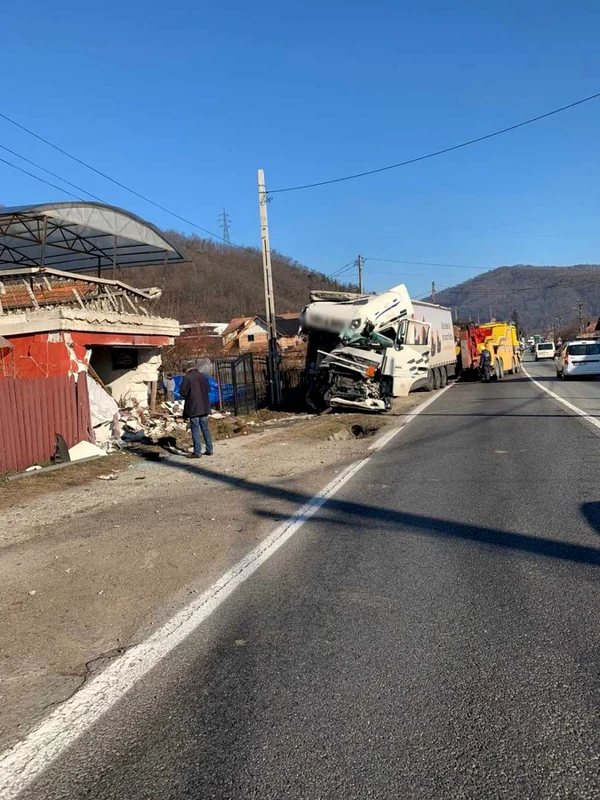 Grav accident pe Valea Oltului - un TIR a intrat într-o casă - şoferul a ajuns în stare în comă la spital Foto Adevărul