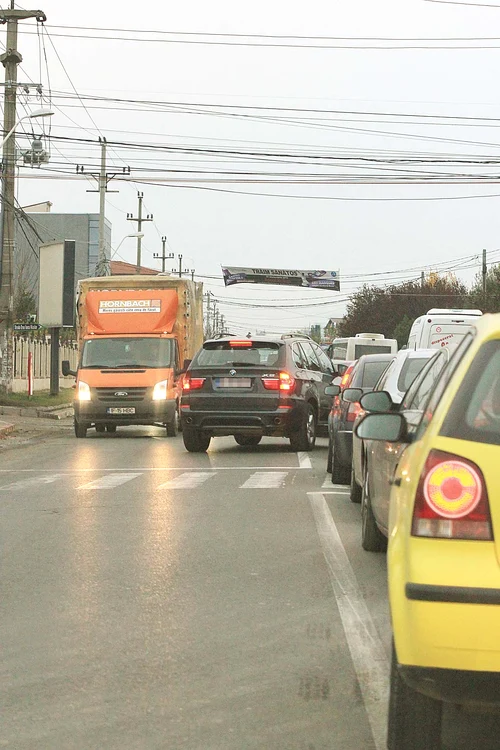 Vedeta a depăşit  coloana de maşini pe linie  continuă şi era cât p-aci  să provoace un accident
