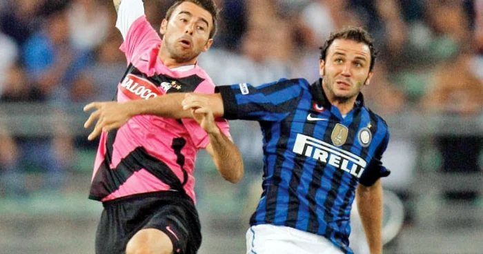 Barzagli (stânga) va da iar piept cu Pazzini