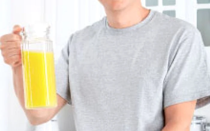 Bea sucuri de legume şi de fructe pentru detoxifiere