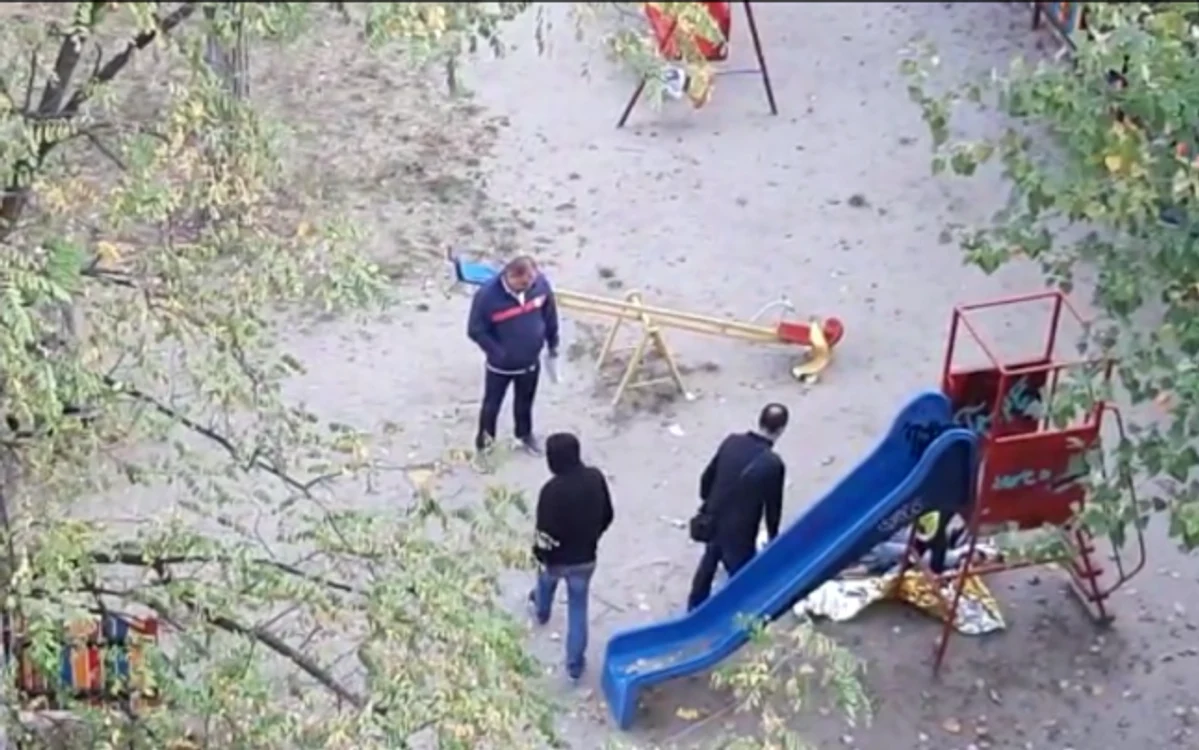 
    O femeie care își plimba câinele printr-un parc din Craiova a descoperit un tânăr spânzurat în locul de joacă al copiilorFOTO: adevarul.ro  