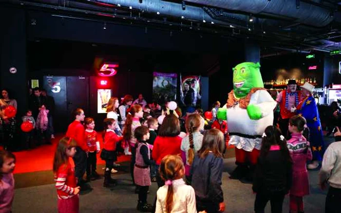 Micii cinefili sunt întâmpinaţi de eroul preferat din desenele animate