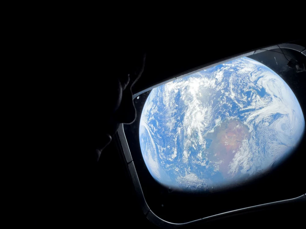 Planeta Albastră, prin hubloul capsulei Orion. FOTO: NASA