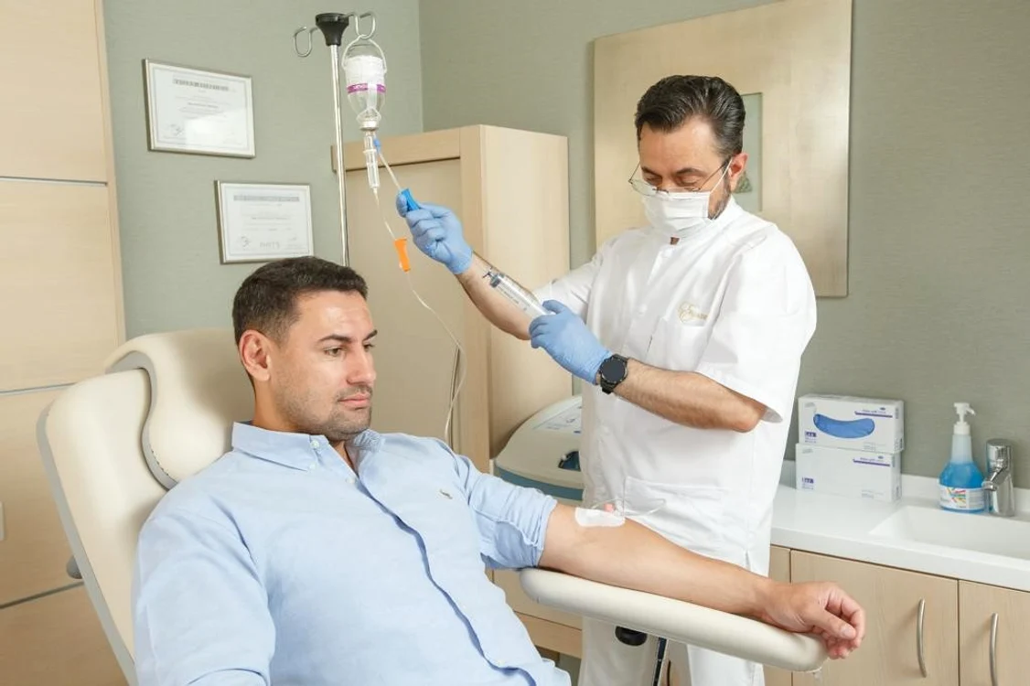 
    Ozonarea sângelui, dar și perfuziile cu vitamina C fac parte din tratamentul post Covid-19 la o clinică din BucureștiFotografii: Clinica Eliade  