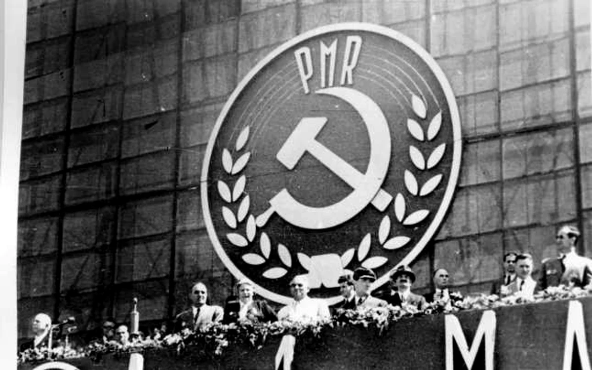 1 mai 1949. Tribuna oficială a oamenilor muncii din Partidul Muncitoresc Român. FOTO: Fototeca online a comunismului românesc