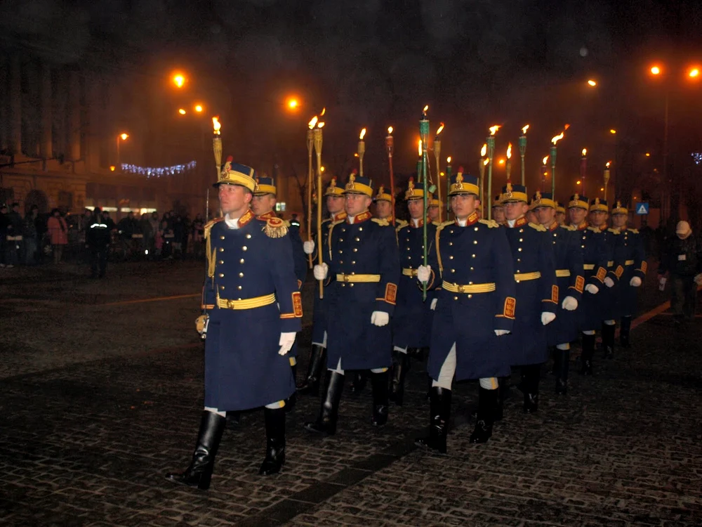 Militarii s-au retras cu torțe aprinse
