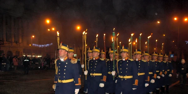 Militarii s-au retras cu torțe aprinse