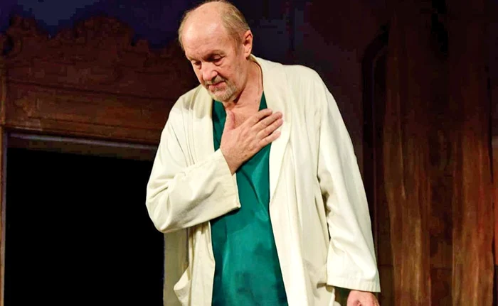 
    De ziua lui,  Vladimir Găitan  a făcut o plecăciune  pe scenă, la finalul  piesei “Poker”  