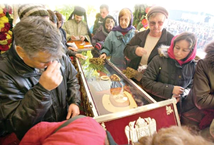 Oamenii au adus de acasă obiecte pe care le-au atins de sfintele moaşte