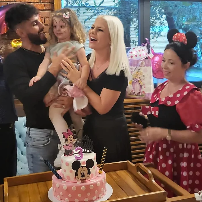 Adina și Glance, tatăl fetiței ei, Zaynab Maria