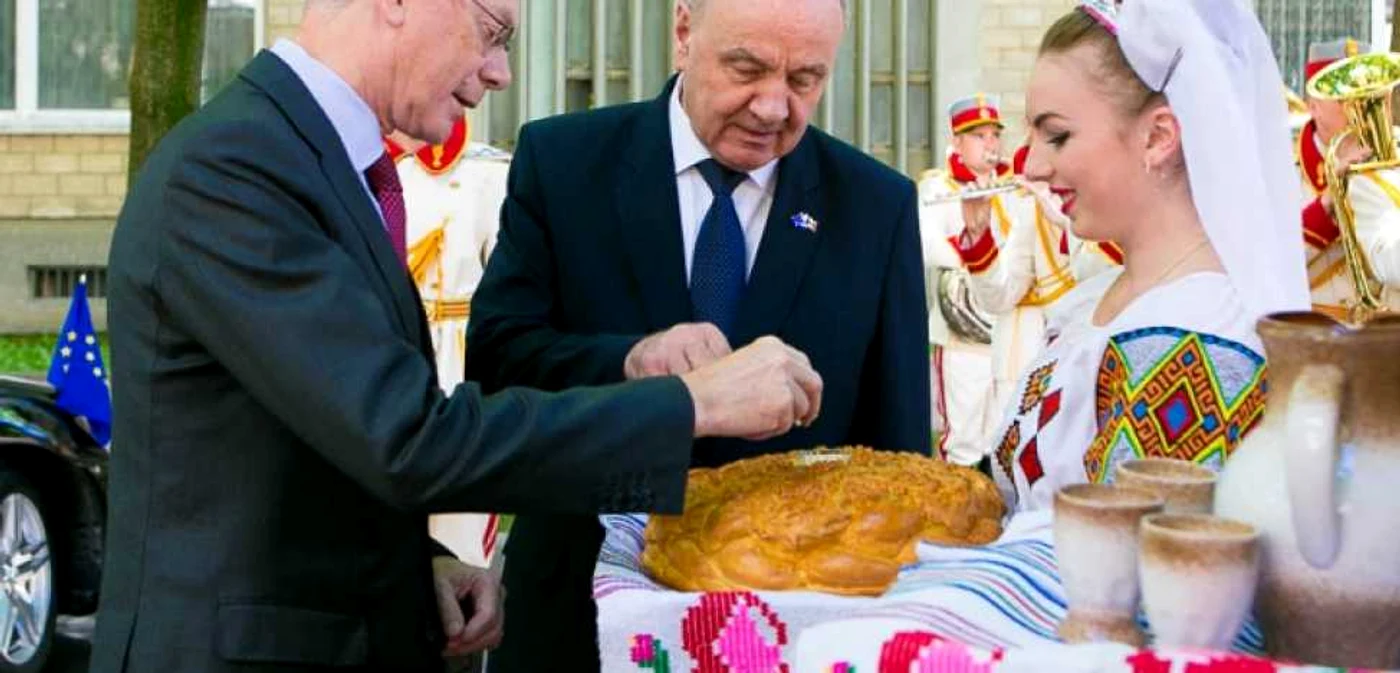 Preşedintele Consiliului European (stânga) s-a aflat marţi la Chişinău de unde a anunţat că Moldova va semna Acordurile cu UE la 27 iunie