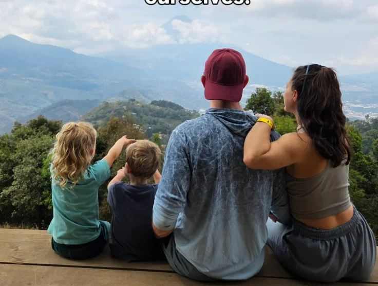 O familie cu doi copii a vândut tot și a plecat în jurul lumii: „Nu au nevoie de școală”