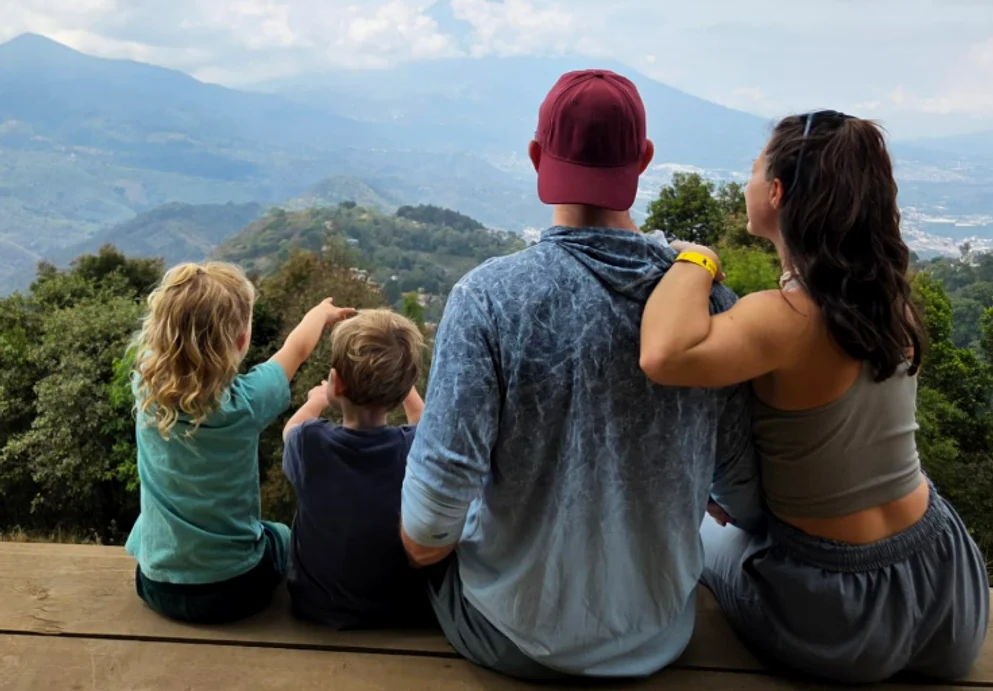 Familia a ales să călătorească în toată lumea FOTO: instagram