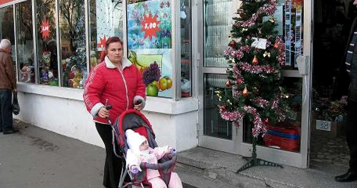 În magazinele 3.80, brăilenii roiesc de pe acum în căutarea ornamentelor de brad 