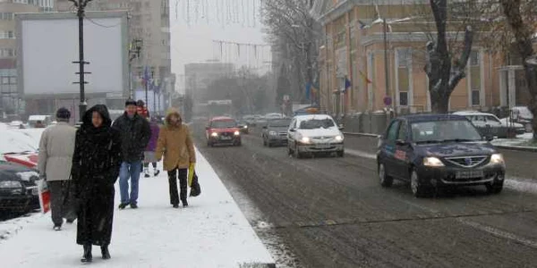 Ninsoarea crează probleme inclusiv pe drumurile din oraş