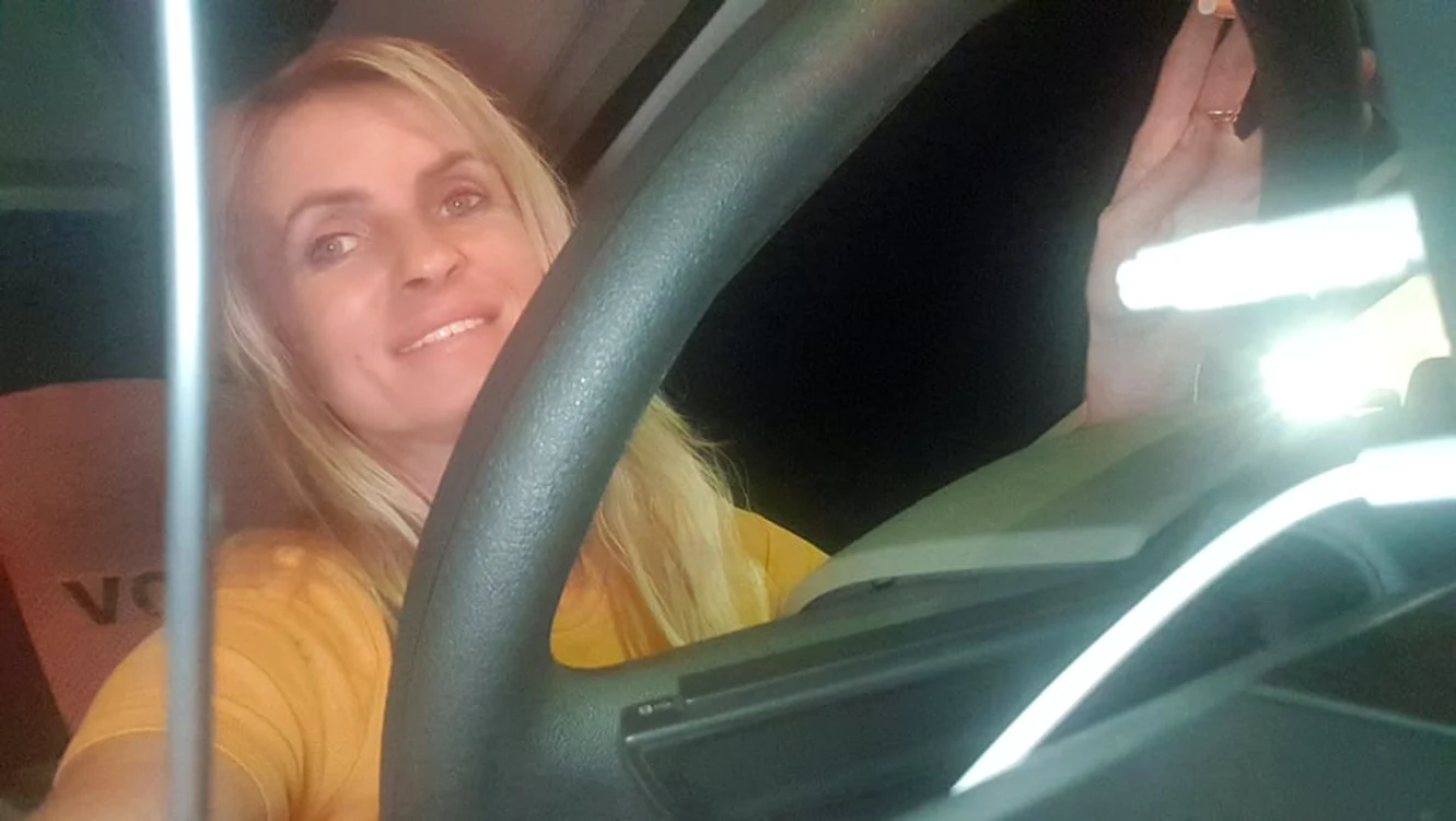 
    Crina Micnescu este șofer de TIR în ItaliaFoto: adevarul.ro  