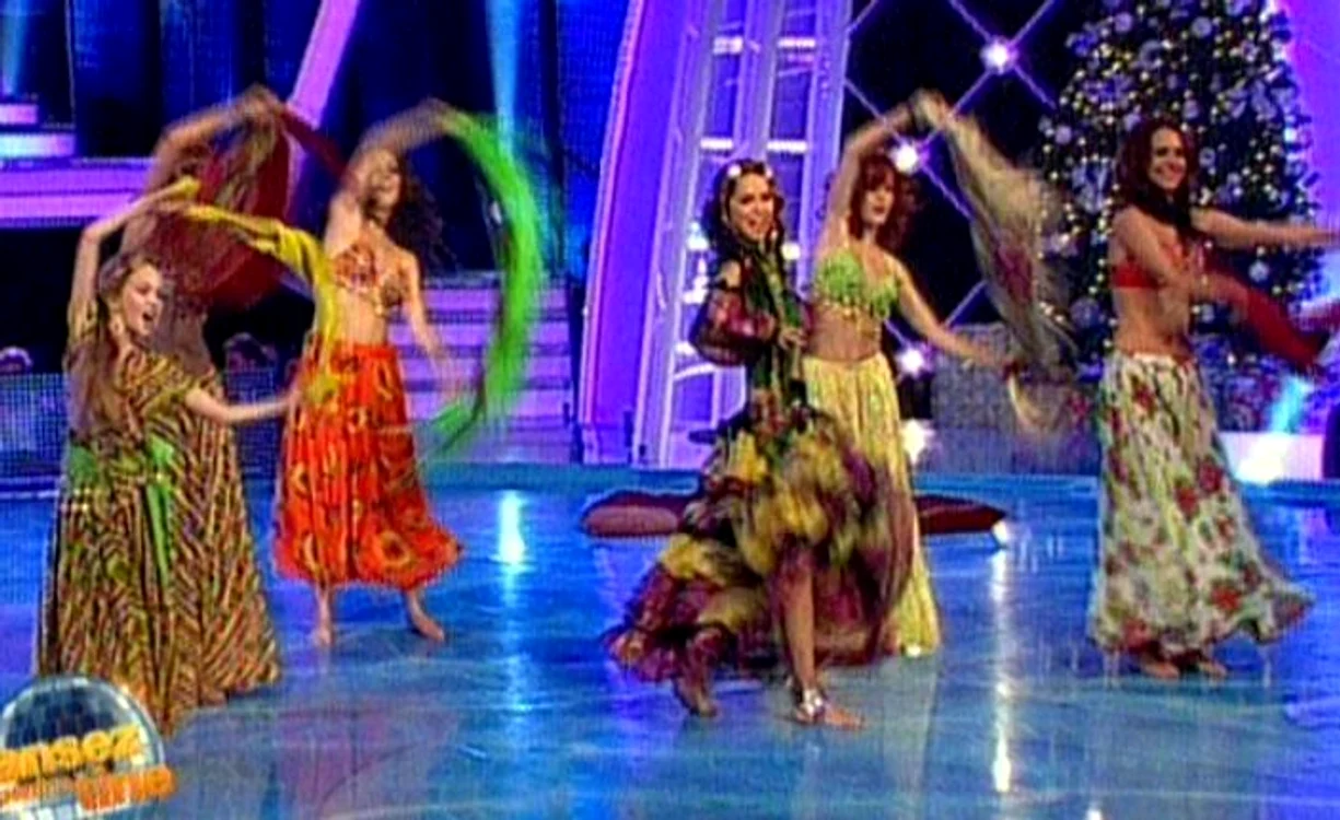 Inna a dansat îmbrăcată în ţigancă. Nu i-a stat rău deloc! (Captură Pro TV)