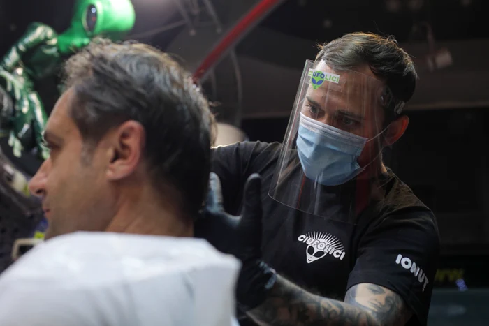 Atmosfera de la salon e total diferită față de cum eram obișnuiți. Angajații sunt echipați cu mască și vizieră