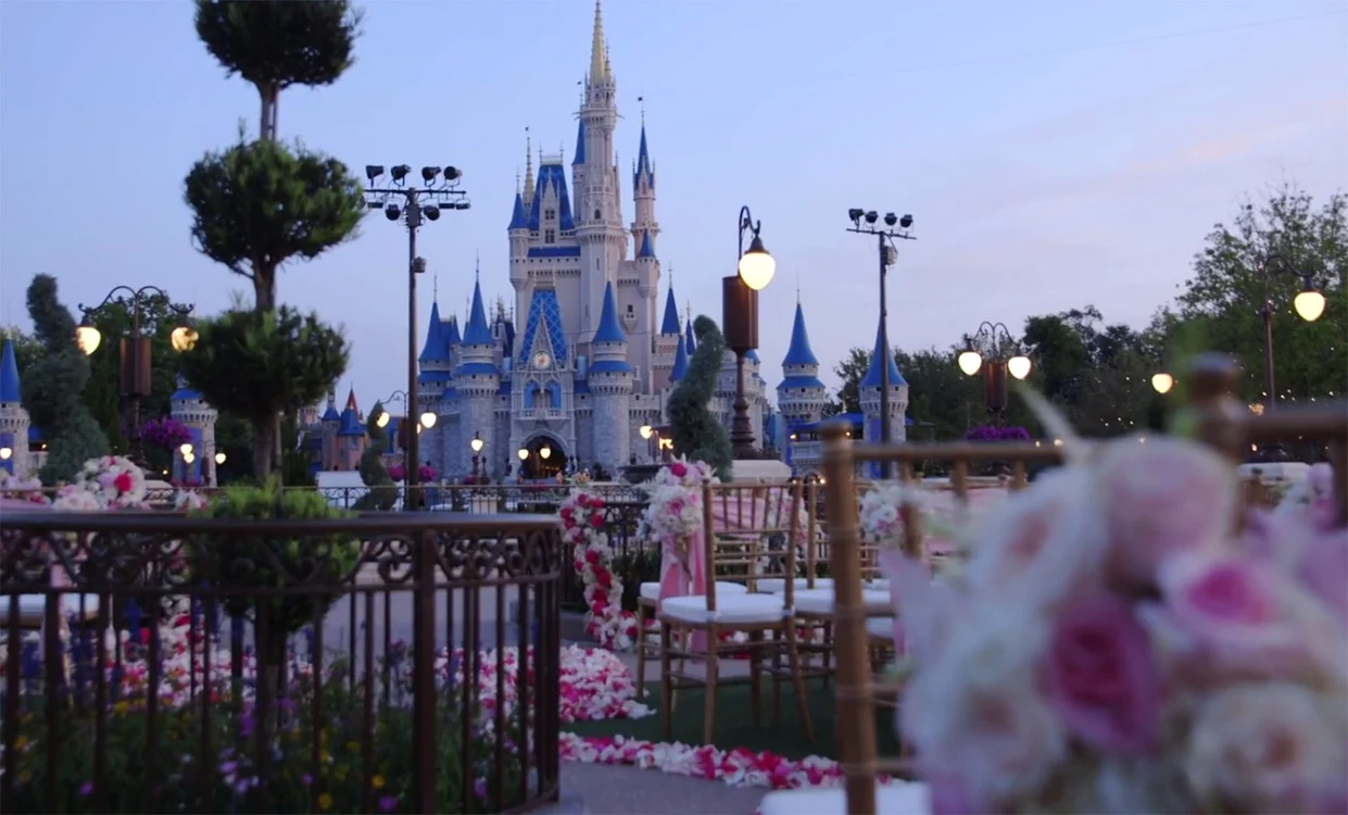 Situat pe Main Street USA, parcul East Plaza Garden este disponibil exclusiv pentru ceremonii, oferind privelişti spectaculoase, grădini în stil european şi fântâni arteziene încântătoare. FOTO thesun.co.uk/disneyweddings.com