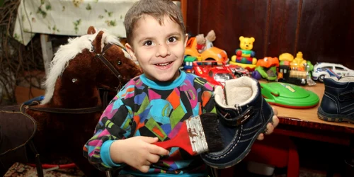 Tudor (3 ani) şi-a pregătit de astăzi ghetuţele