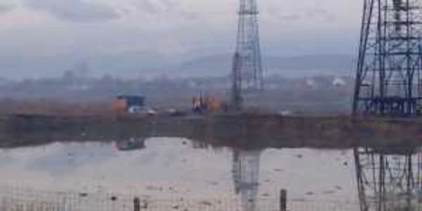 Utilajele de forare în apropierea craterului. Foto: ocnamuresonline.ro