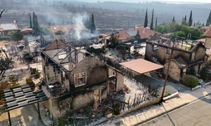 Vile mistuite de flăcări în Cipru FOTO AFP 