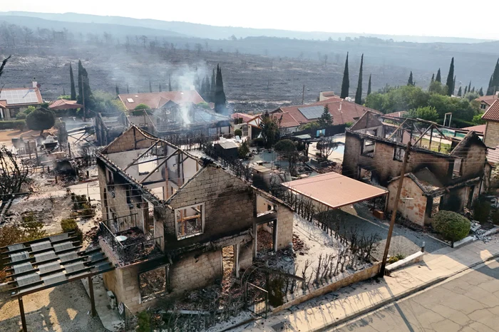 Vile mistuite de flăcări în Cipru. FOTO: AFP