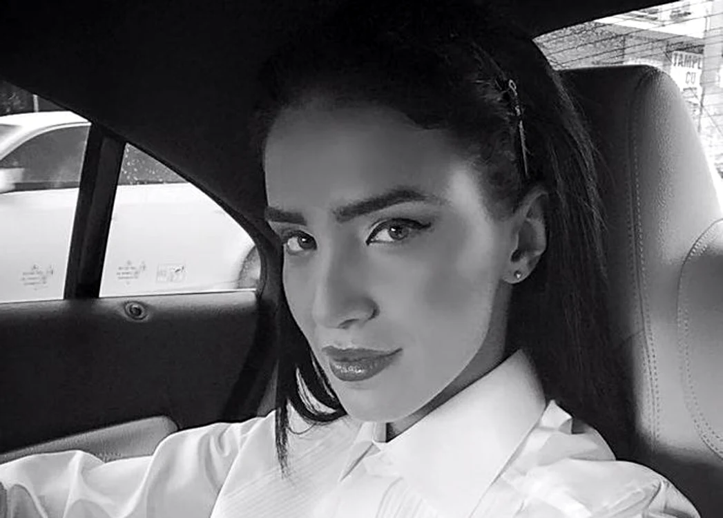 
    Adelina circulă prin oraş cu şoferul personalfoto: arhiva personală  