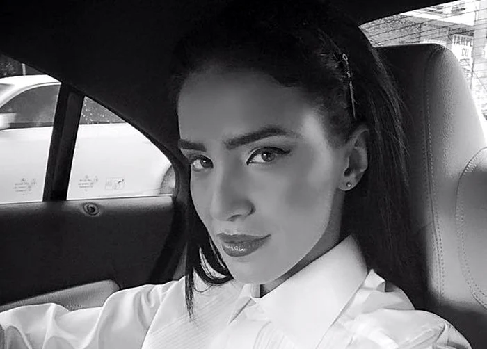 
    Adelina circulă prin oraş cu şoferul personalfoto: arhiva personală  