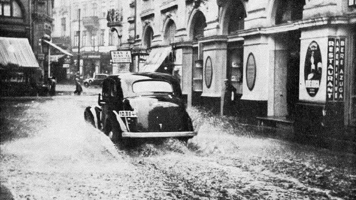 Inundațiile din Bucureștiul interbelic: „Trecători murdari până la ceafă de noroi, stropiți de automobile” jpeg