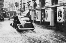 Inundațiile din Bucureștiul interbelic: „Trecători murdari până la ceafă de noroi, stropiți de automobile” jpeg