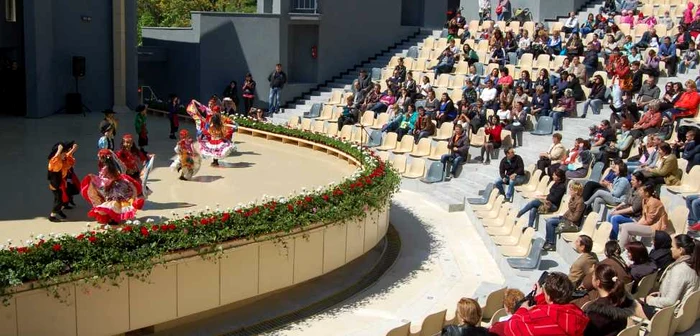 Prestaţiile preşcolarilor au avut loc la Teatru de vară foto Simona VOICU