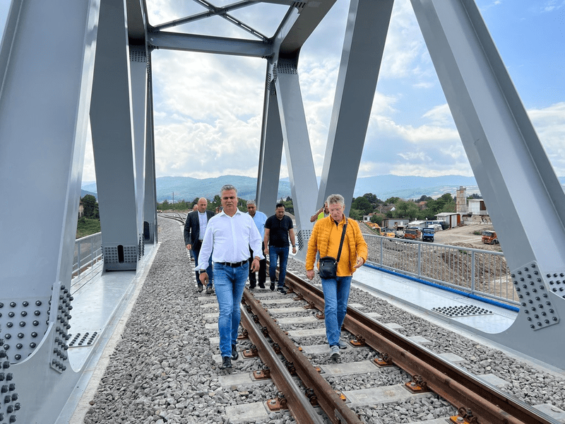 Trenul circulă din nou de la Brașov la Întorsura Buzăului, pe podul cel nou. Au trecut patru ani de la dezastrul făcut de viitură