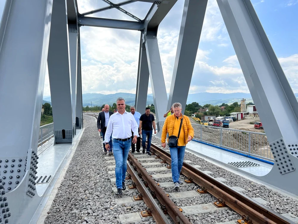 Președintele CJ Brașov, Adrian Veștea (stânga), inspectează podul de la Budila FOTO Ioan Buciumar